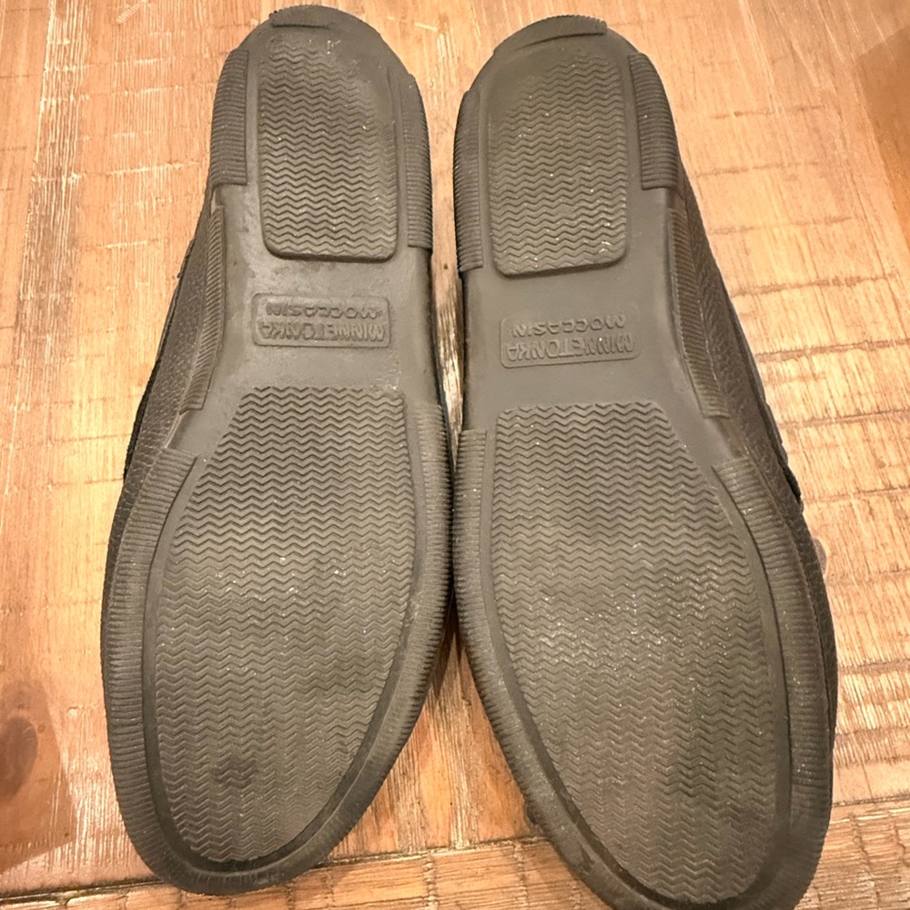 Minnetonka Men's Black Leather Moc Toe Driving Moccasins - Picture 5 of 6